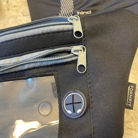 Lot of 3 items- running belt , key wrist , face covering - Picture 2 of 6